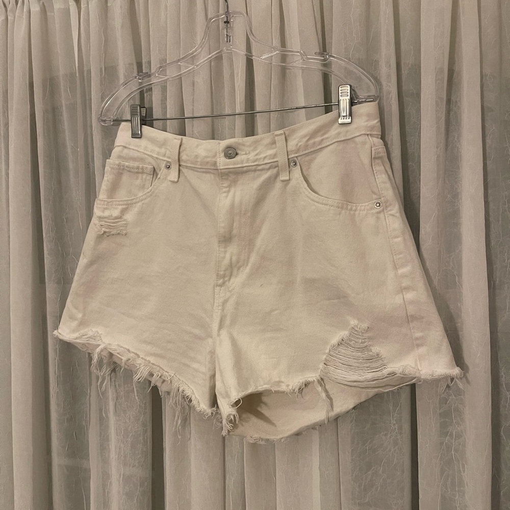 Levi’s White Distressed High Waist Shorts size 31